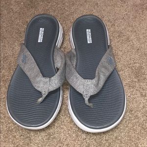 Sketcher Goga Mat flip flops, size 8